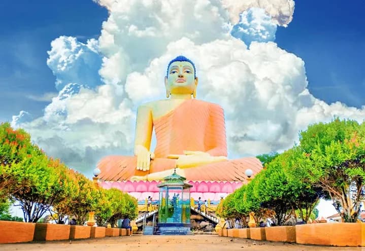 Kande Viharaya temple with large Buddha statue